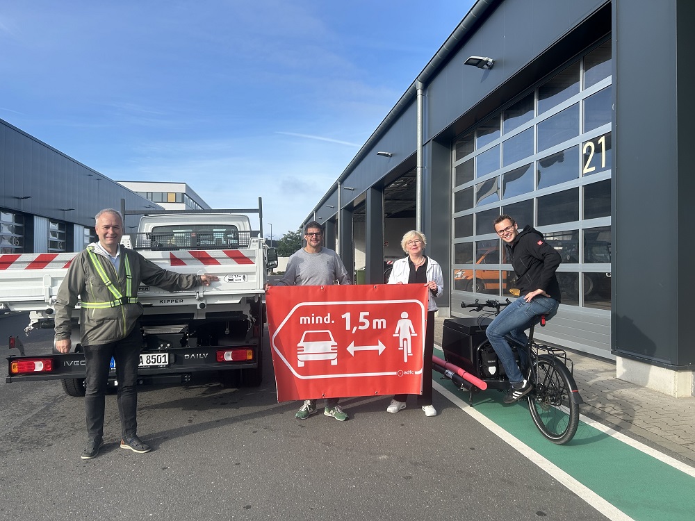 Für mehr Abstand im Straßenverkehr werben (v.l.) Frank Buntrock (Stabsstelle Klimaschutz u. Mobilität), Sebastian Schröder (Fuhrpark der Ahlener Umweltbetriebe), Klaudia Froede und Jonas Vienhues