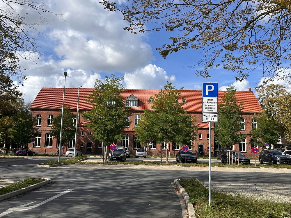 Kostenlose Ersatzparkplätze für dauerhaftes Parken befinden sich an der Albert-Schweitzer-Schule...