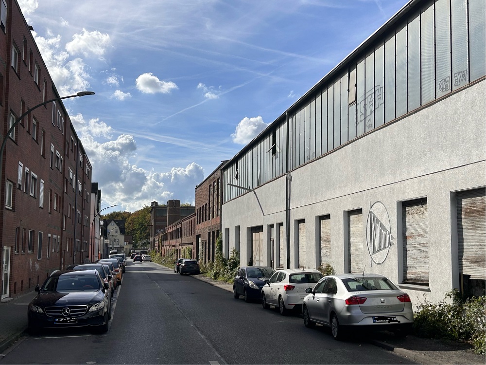Die Industriestraße wird mit einem einseitigen Haltverbot versehen.