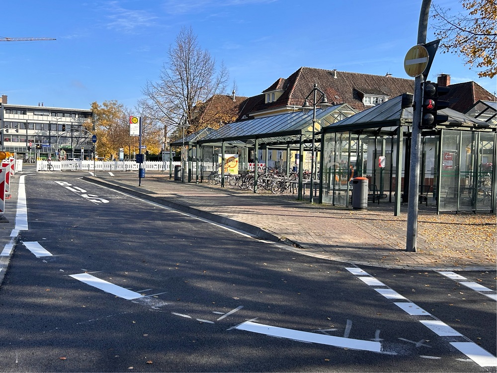 Foto: Abbiegespur am Ahlener Bahnhof