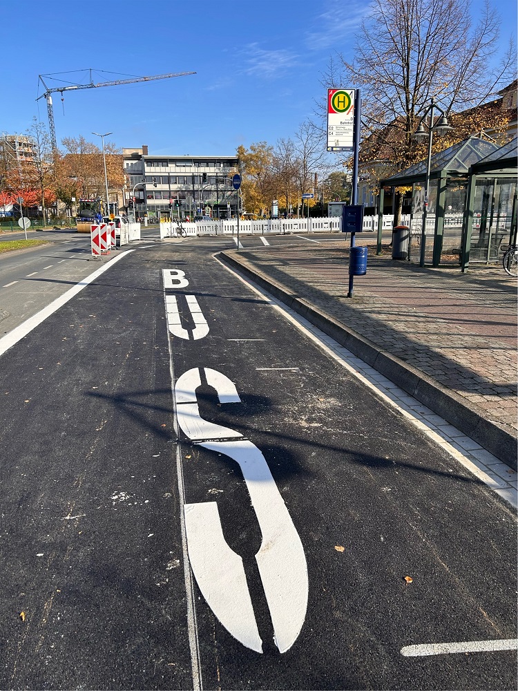 Foto: Fahrspur mit der Beschriftung Bus