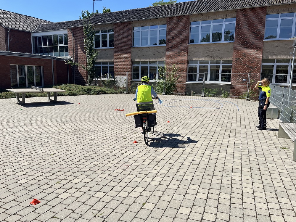 Unter den wachsamen Augen der Polizei übten die Radler sicheres Fahren.