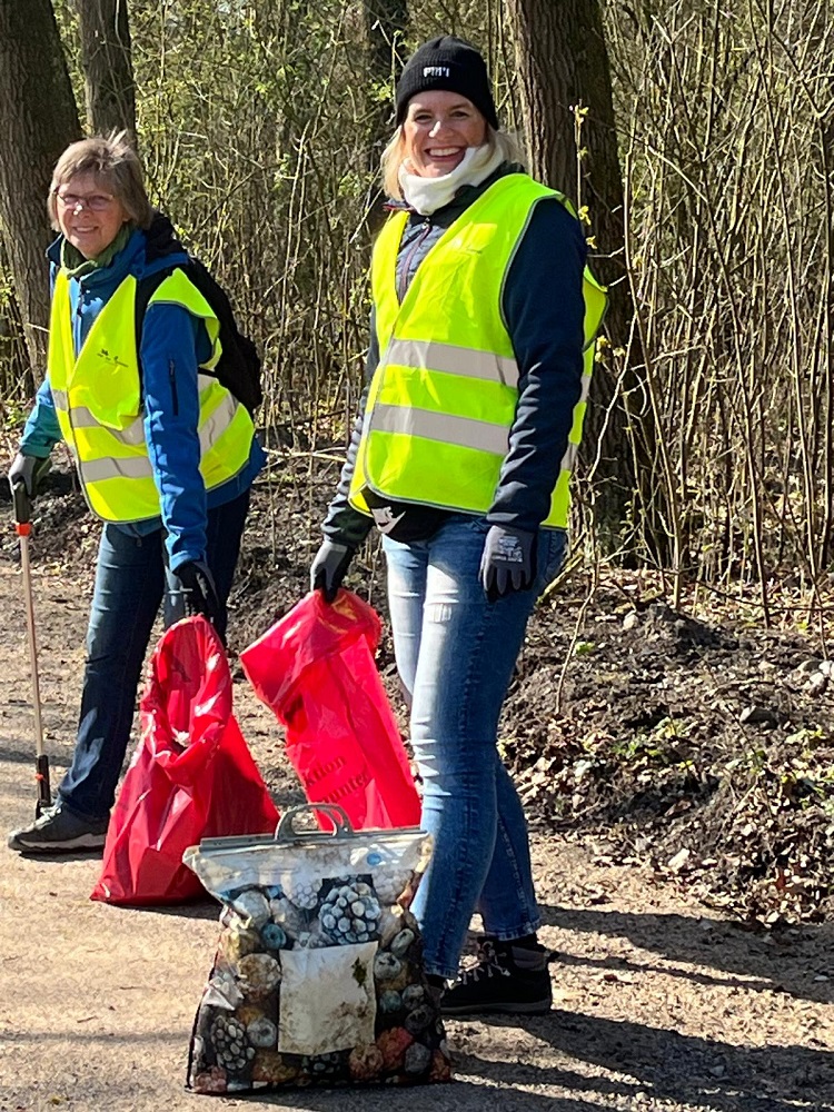 Foto: 2 Frauen mit Warnwesten beim Mülleinsammeln