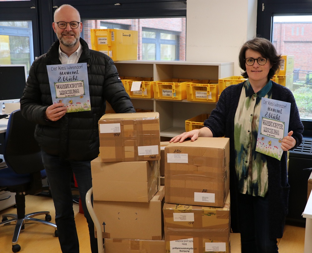 Foto: 2 Personen mit großen Paketen