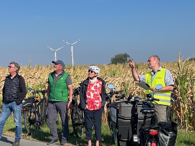 Weiter ging es zum Windpark in der Bauerschaft Halene.