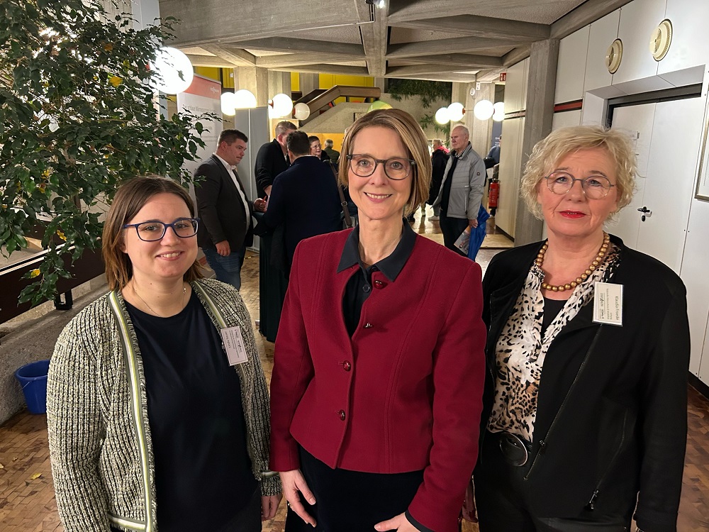 Ahlens städtische Klimamanagerin Linda Sauer (l.) und Stabsstellenleiterin Klaudia Froede (r.) begrüßten Wärme-Expertin Anja Floetenmeyer-Woltmann.