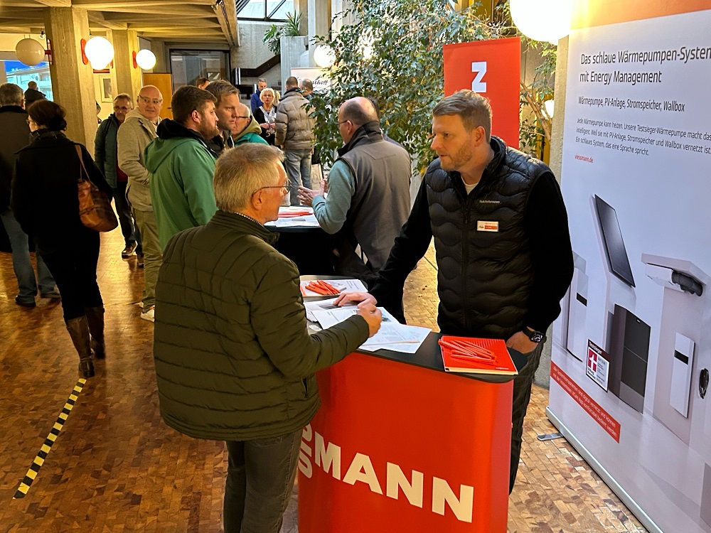 An den Informationsständen herrschte reges Besucherinteresse.