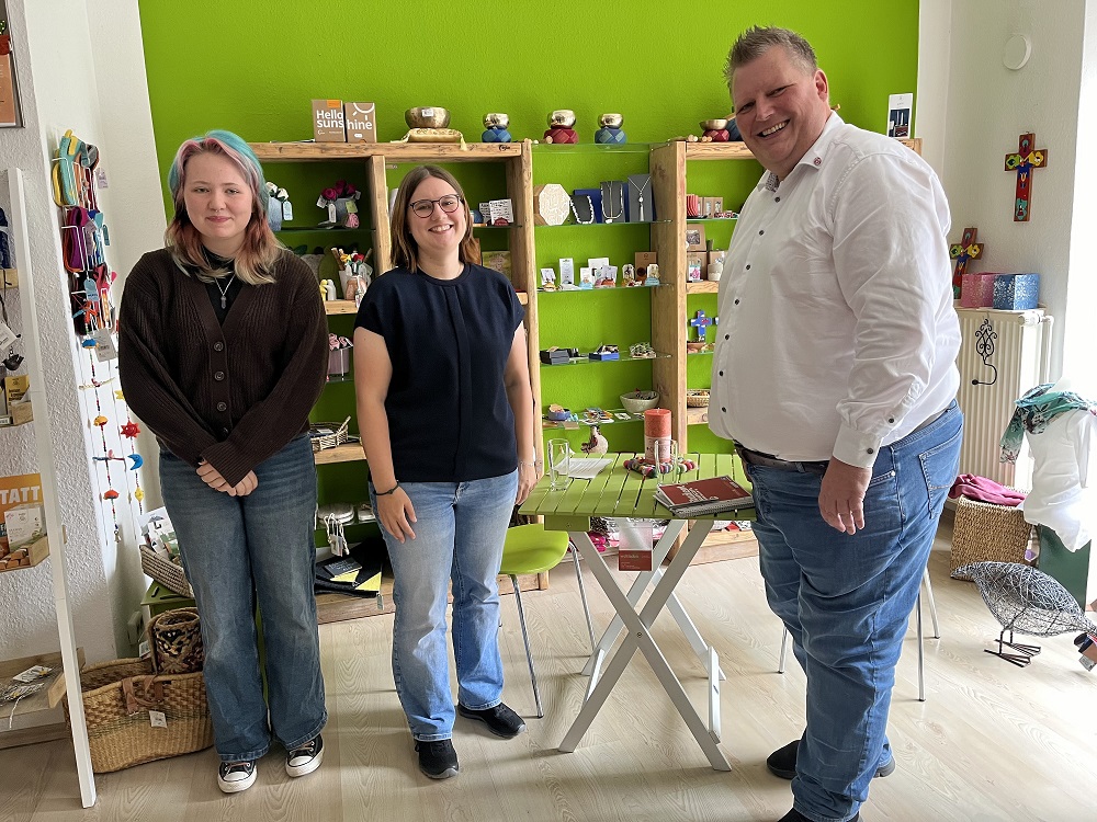 Dirk Schlebes mit Kamerafrau Anouk Meierhenrich und Klimaschutzmanagerin Linda Sauer