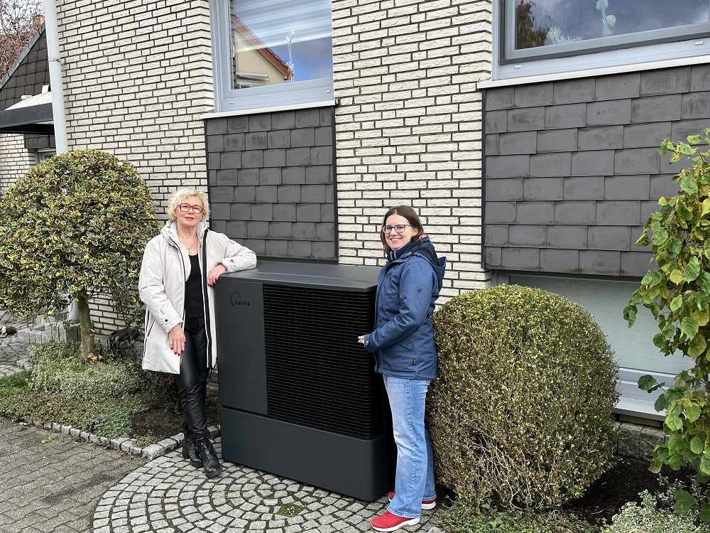 Klaudia Froede (l.) und Linda Sauer von der Stabsstelle Klimaschutz und Mobilität klären auf über Wärmepumpen.