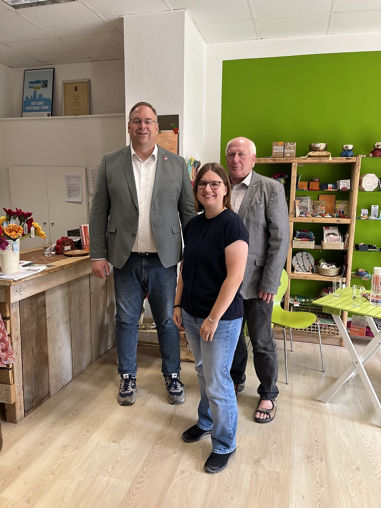 Thomas Helm mit Klimaschutzmanagerin Linda Sauer und dem Sprecher der Steuerungsgruppe Meinolf Thiemann