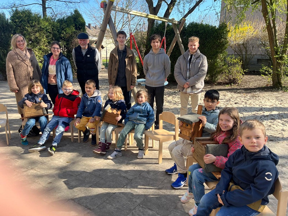 (v.l.) Susett Patz, Linda Sauer, Reinhardt Böhm, Kiril Krapivin, Sos Unanian, Jonas Schmalz mit Kindern der Gruppen Füchse und Wölfe