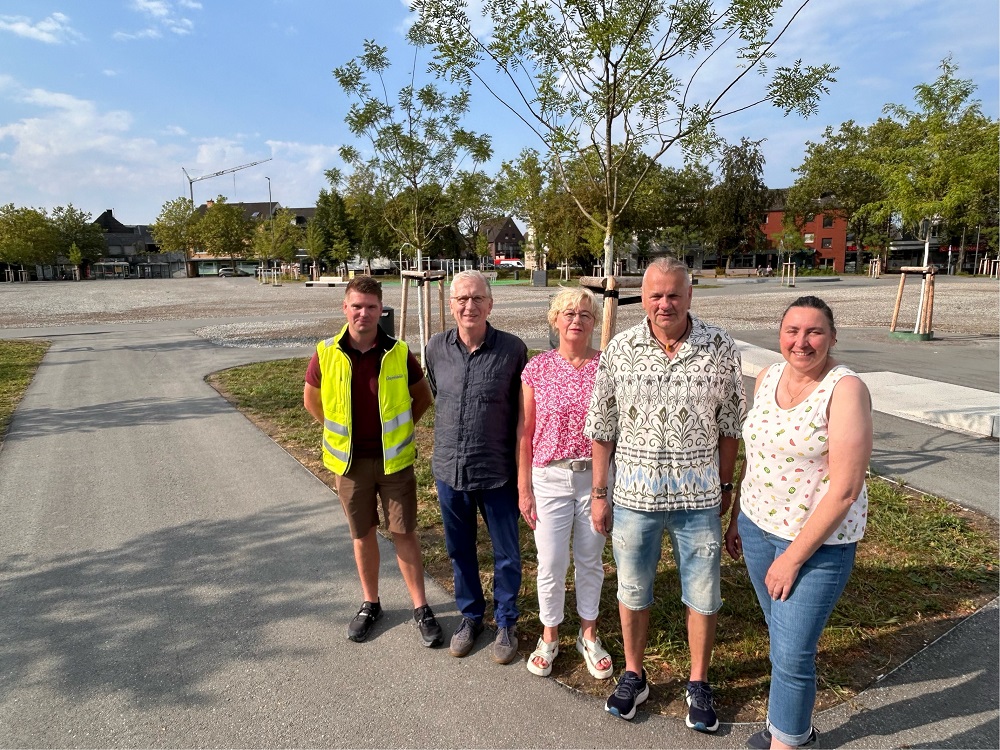 Patrick Stein (Bauleiter Firma Boymann), Ilpo Thermann, Klaudia Froede, Robert Schmäing und Susanne Nürnberger (v.l.) freuen sich auf dem Dr.-Paul-Rosenbaum-Platzes über das gute Ranking der Stadt Ahlen im bundesweiten Wettbewerb „Abpflastern“.