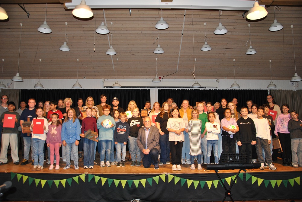 Gruppenfoto aller Ausgezeichneten auf der Bühne der Aula in der Fritz-Winter-Gesamtschule