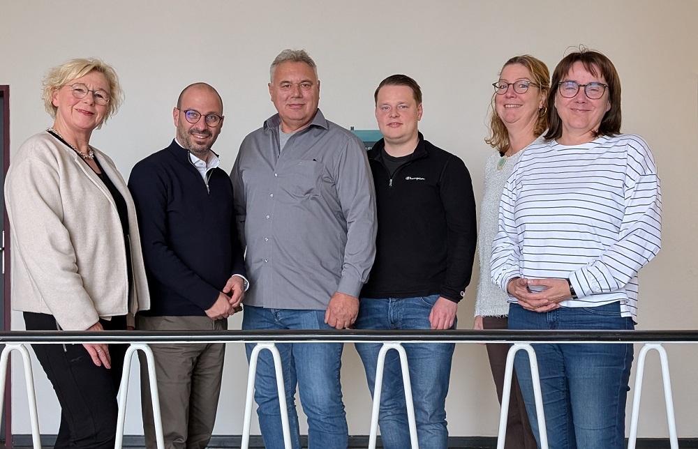 Gegründet hat sich jetzt der Ausschuss, der über die Verteilung der Mittel entscheidet: (v.l.) Klaudia Froede, Matthias Harman, Karl-Heinz Northoff, Simon Büscher (Stadt Ahlen), VHS-Leiterin Nadine Köttendorf, Brigga Kazmierczak (Stadt Ahlen).