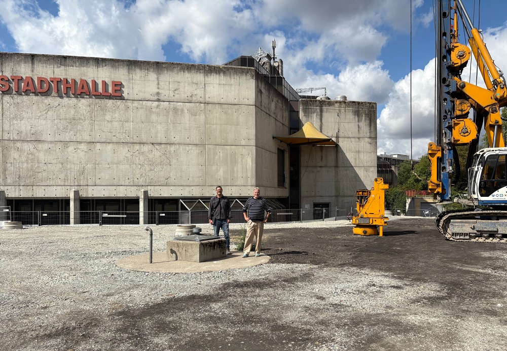 (v.l.) Jan Hintemann, Projektleiter und Stadtbaurat Thomas Köpp auf dem zukünftigen Baufeld. Der Bohrer steht schon bereit.