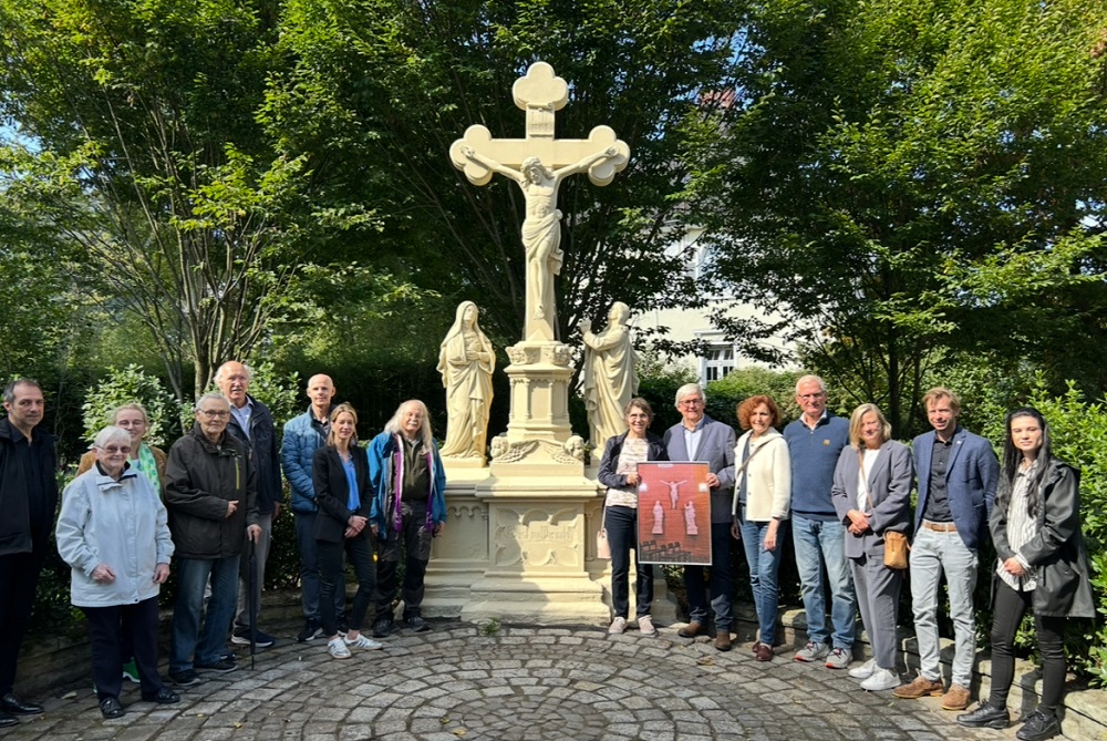 Stadt, Sponsoren, Denkmalpfleger und Nachbarn freuen sich, dass die Kreuzigungsgruppe an der Kampstraße wieder vollständig ist.