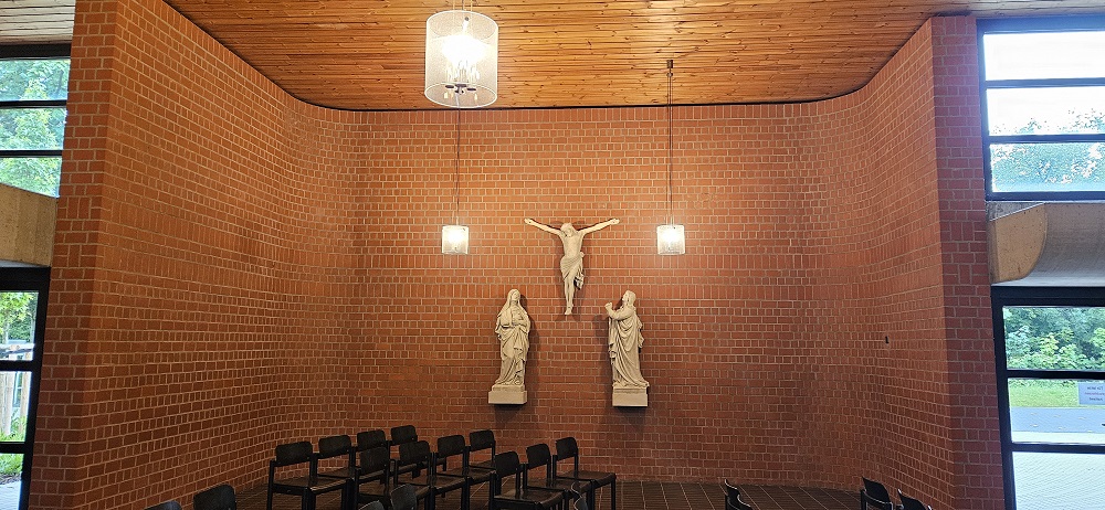 Die Originalfiguren sind jetzt in der Trauerhalle des Westfriedhofs zu sehen.