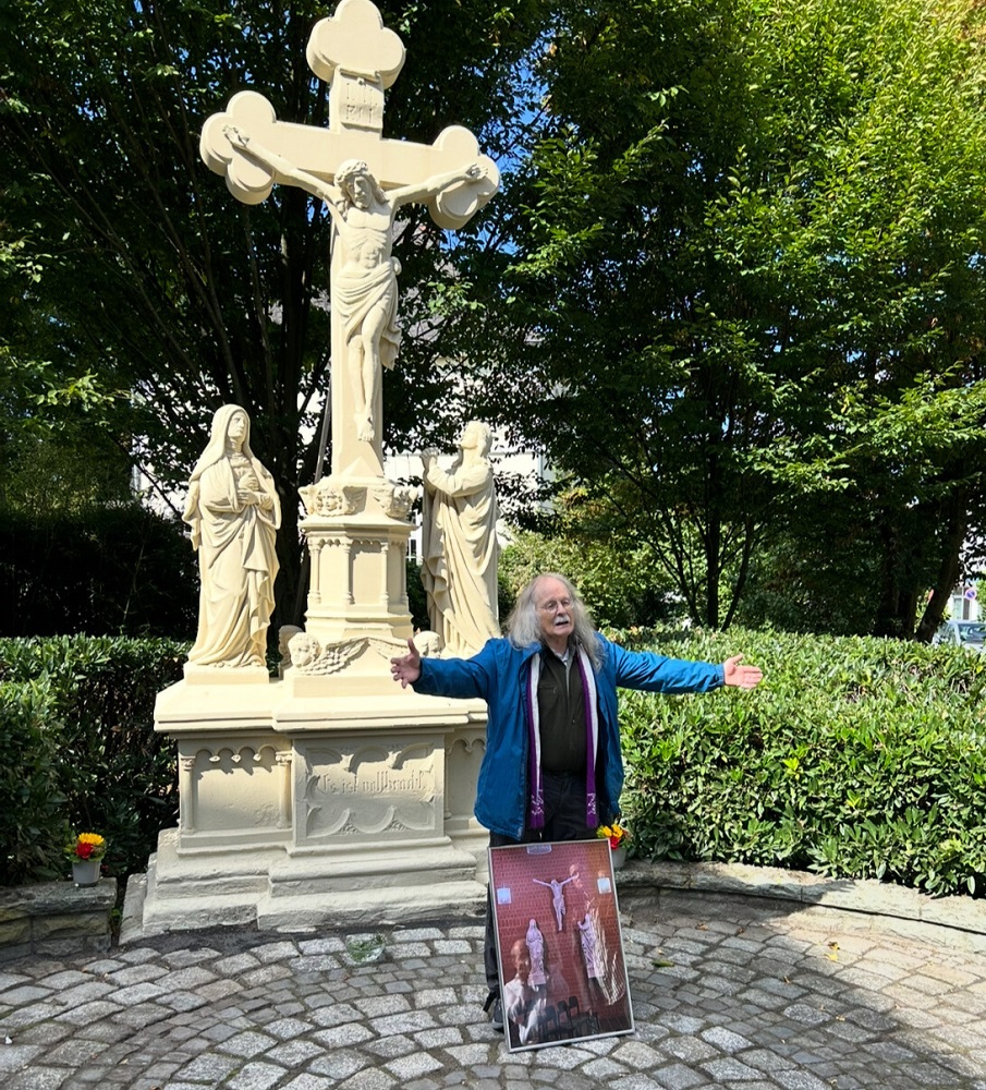 Pfarrer Willi Stroband weihte die Figurengruppe.