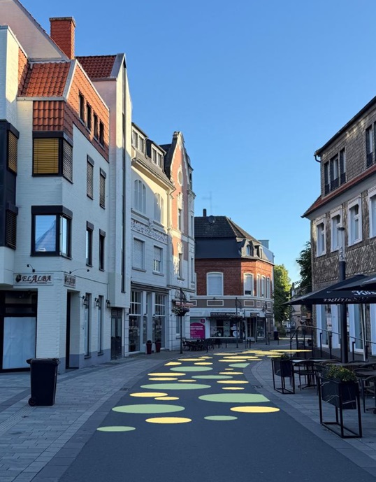 So einladend könnte demnächst die Verbindung von Marktplatz und Fußgängerzone aussehen (Darstellung KI-generiert).