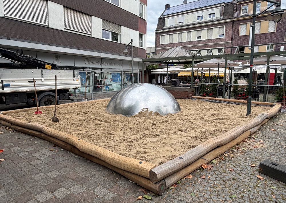 Rund um die Halbkugel können Kinder jetzt im Sand spielen und sich bewegen.