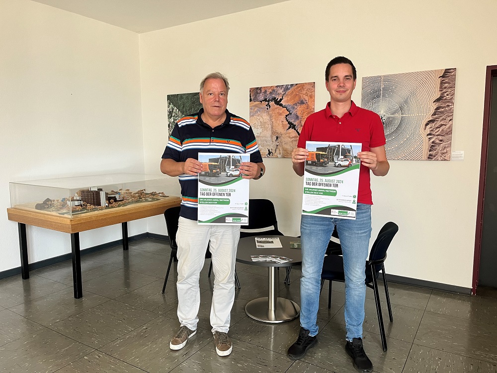 Foto: Thomas Köpp und Dominik Schramm mit den Plakaten zum Tag der offenen Tür