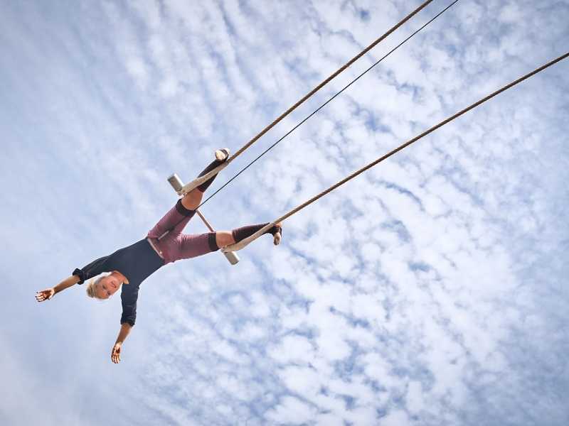 Akkrobat unter blauem Himmel schwebend
