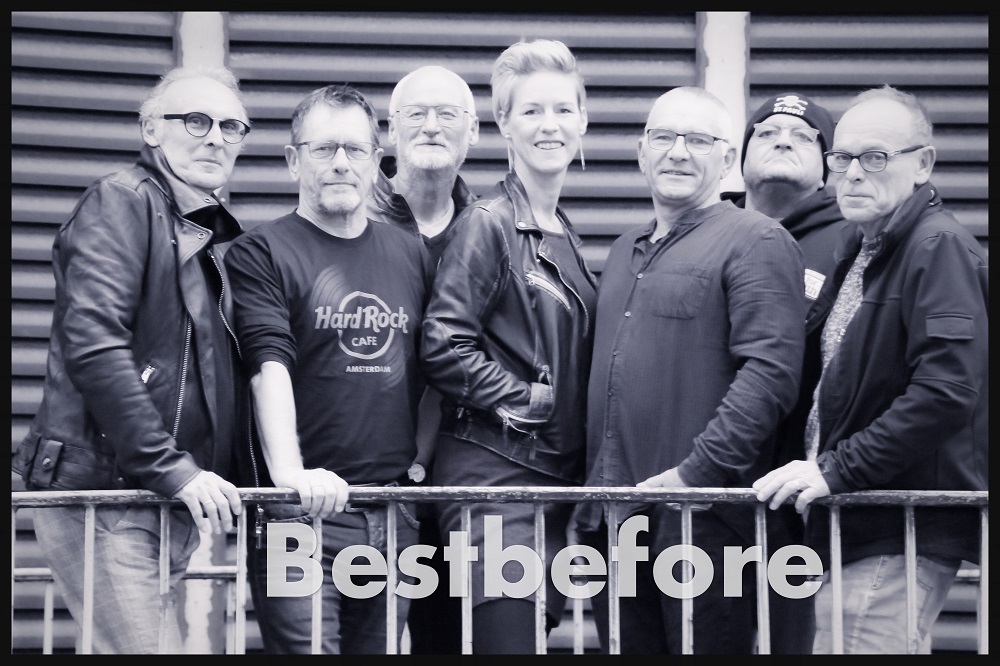 Foto: 6 Personen vor einem Geländer