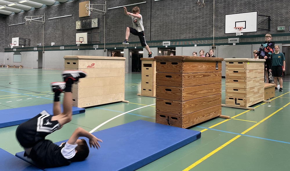 Das Parkour-Intensivtraining wird in der alten Turnhalle der Paul-Gerhardt-Schule in zwei Gruppen durchgeführt.