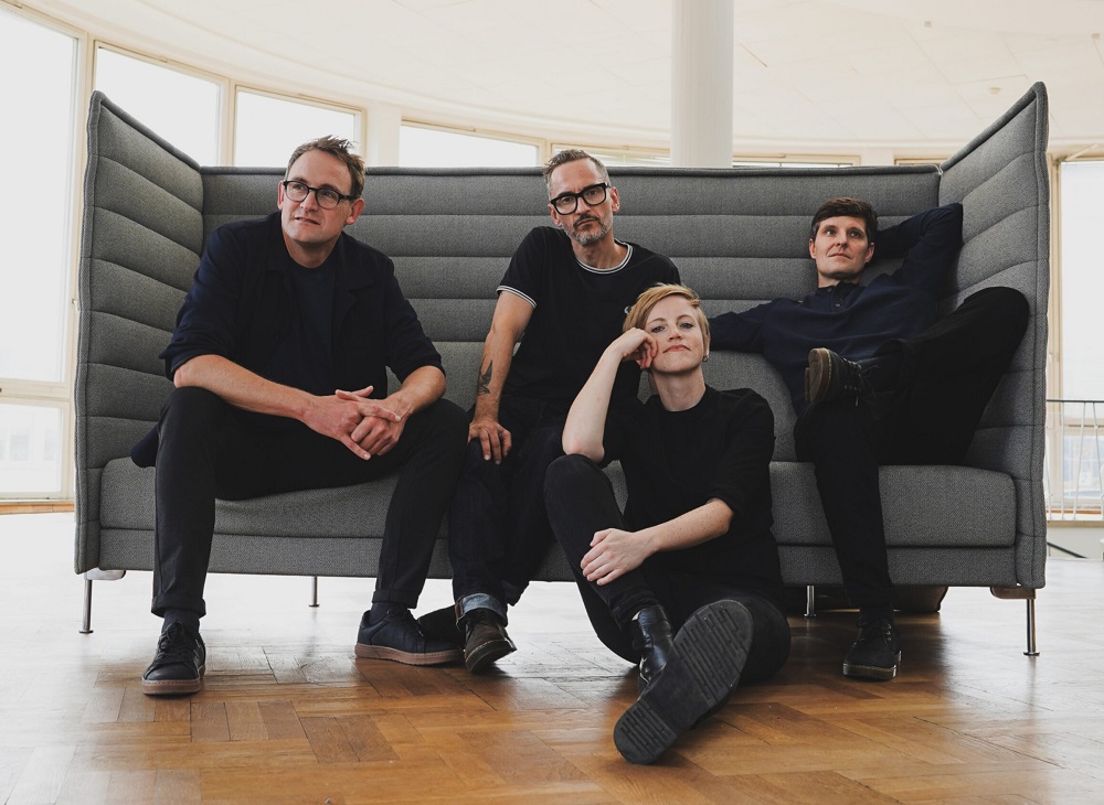 Foto: Bandmitglieder auf einem Sofa