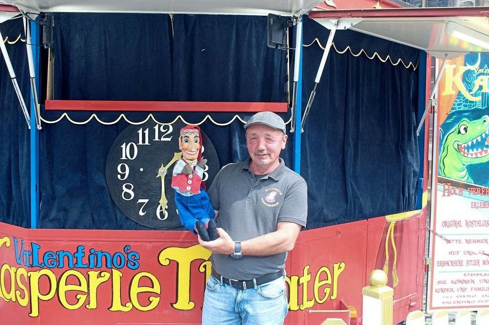 Foto: Valentino mit seinem Puppentheater