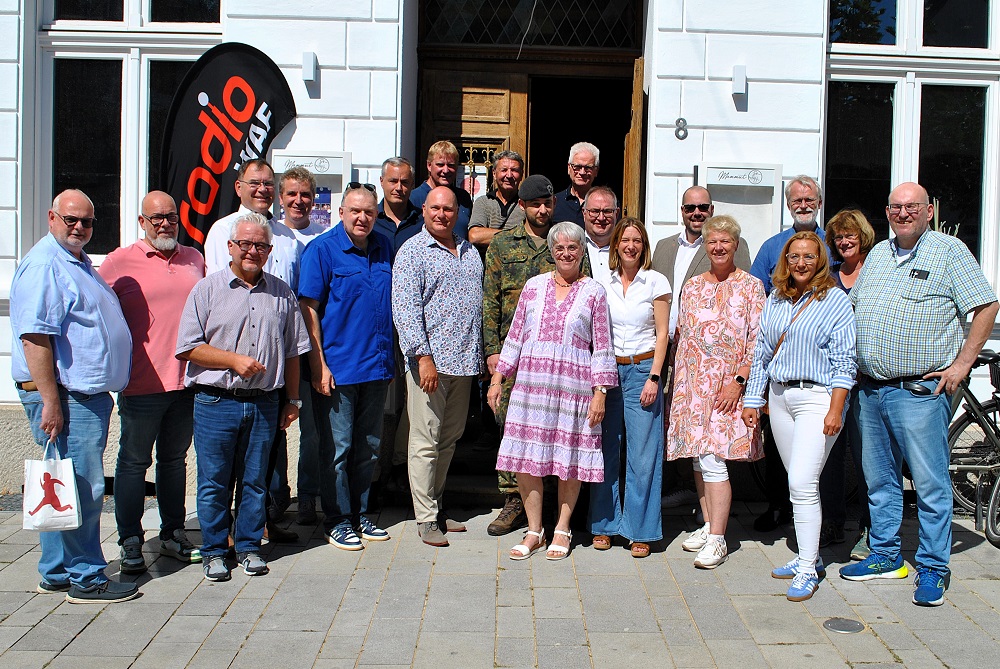 Fast selbst schon eine „kleine Big Band“: Das Organisationsteam mit den zahlreichen Sponsoren.