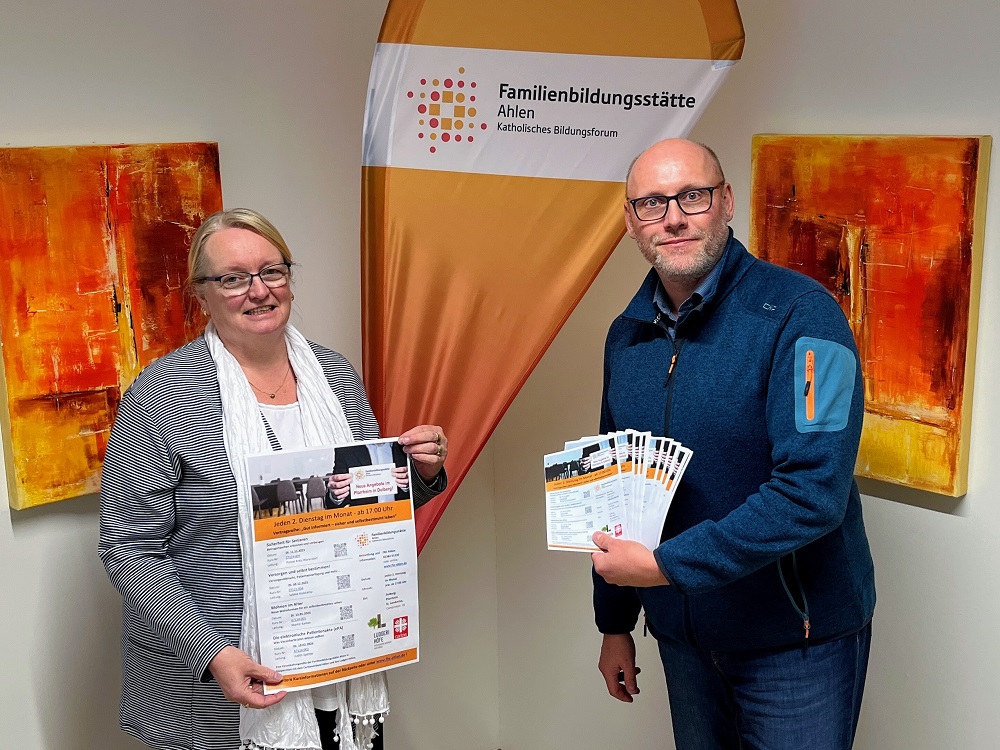 Sabine Holzkamp (Caritasverband Ahlen) und Lars Koenig (FBS Ahlen) laden zur Teilnahme an der Vortragsreihe in Dolberg ein.
