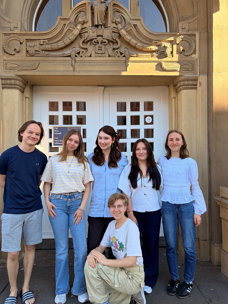 Das Ahlener Jugendforum: (v.l.) Fabian Rodenwald, Angelina Vehera, Oleksandra Tsymbal, Susanne Fahn, Emily Venherm sowie unten Lidiia Shustytska