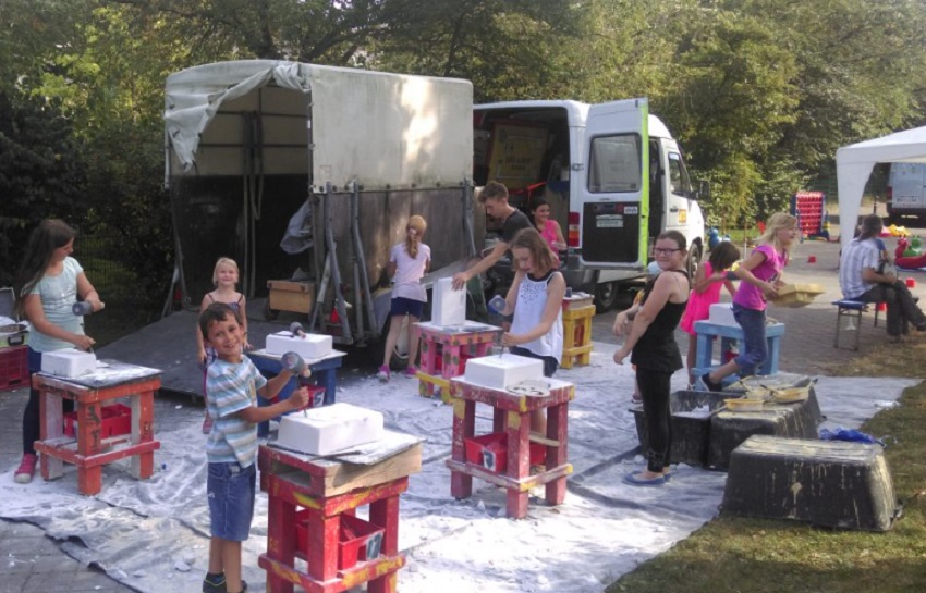 Zu kleinen Bildhauern werden Kinder am Weltkindertag im Jugendzentrum Ost.
