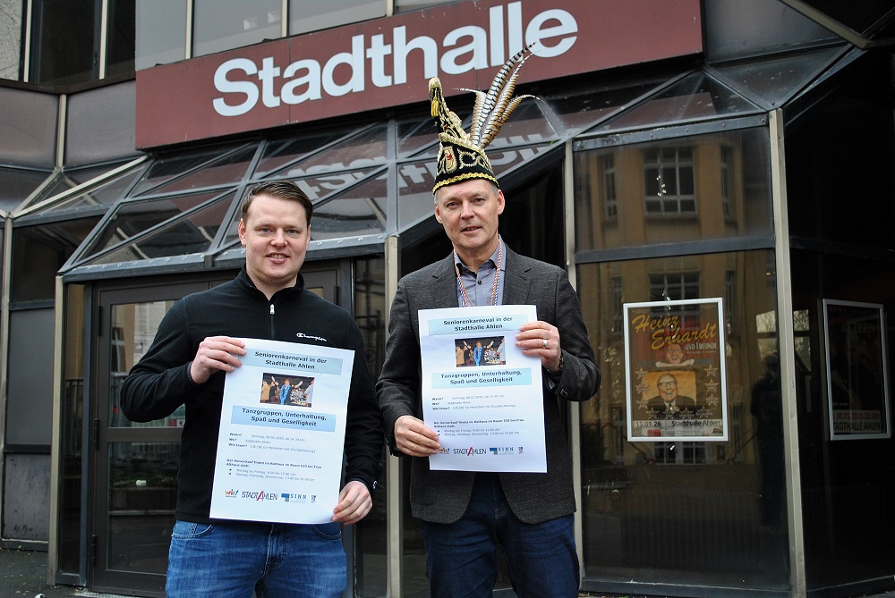 Simon Büscher (l.) und Ronald Zent laden für den 8. Februar zum traditionellen Seniorenkarneval in die Stadthalle ein.