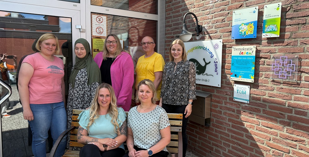 Foto: Gruppe vor der Eingangstür der Kita Jona
