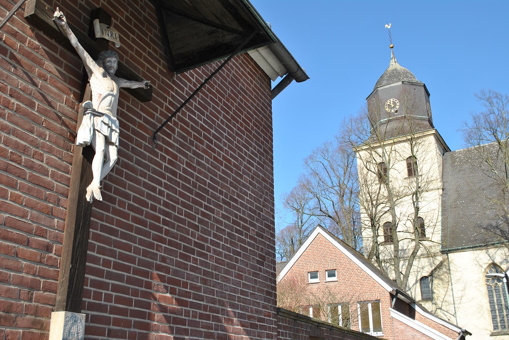 Foto: Kirche mit Kreuz