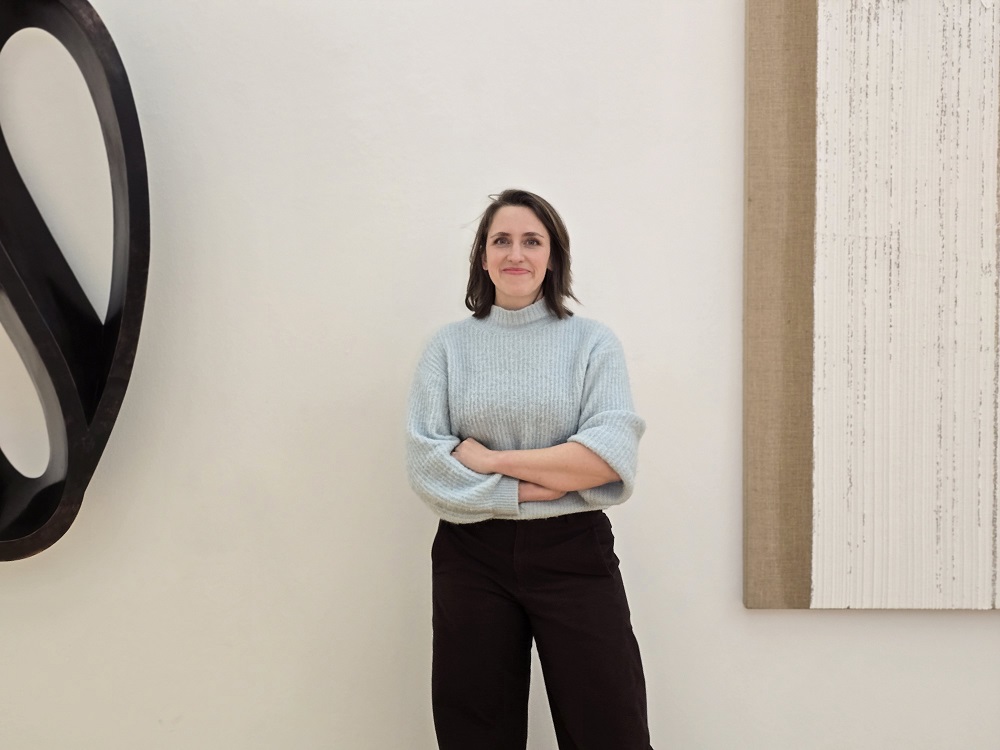 Foto: Franziska Straubinger vor Kunstobjekten