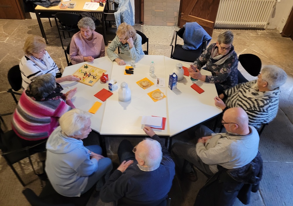 Foto: ältere Menschen an einem Tisch mit Spielen