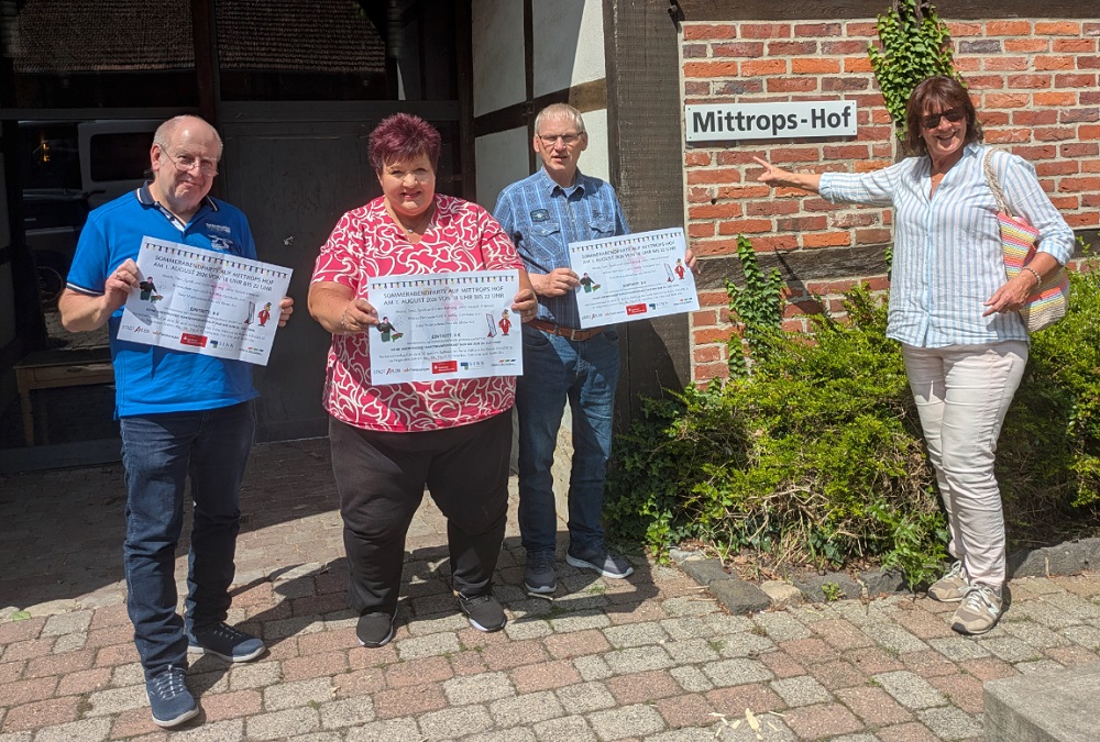 Der bürgerschaftliche Arbeitskreis Seniorenprogramm um (v.l.) Thomas Klatte, Anne Althaus, Jörg Brehme und Gabi Krzwina lädt zum Sommerfest auf den Mittrops Hof ein.