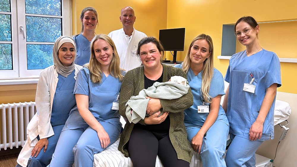 In den besten Händen waren (Mitte) Mutter Carolin Philipper und ihre neugeborene Tochter Mila im St. Franziskus-Hospital Ahlen