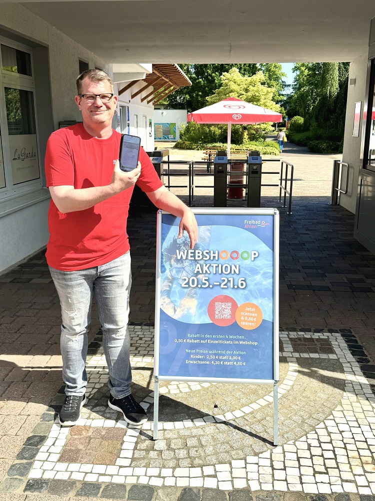 Sascha Wandelt, Mitarbeiter der Bädergesellschaft Ahlen mbH, lädt zum Online-Kauf ein.