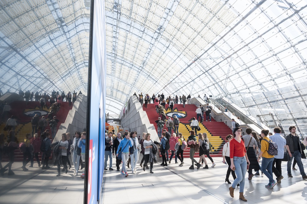 Foto: Bunte Treppe mit vielen Menschen in einer Halle