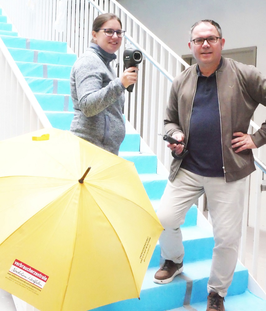 Foto: Linda Böse und Hubertus Pieper auf einer Treppe