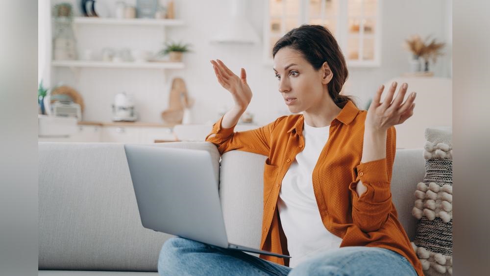 Foto: Frau vor einem Laptop mit ratloser Gestik