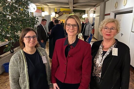 (v.l.) Linda Sauer und Klaudia Froede von der städtischen Stabsstelle Klimaschutz und Mobilität werden am Dienstag die Expertin Anja Floetenmeyer-Woltmann (Mitte) zum 2. Wärmepumpen-Infotag im Ahlener Rathaus begrüßen.