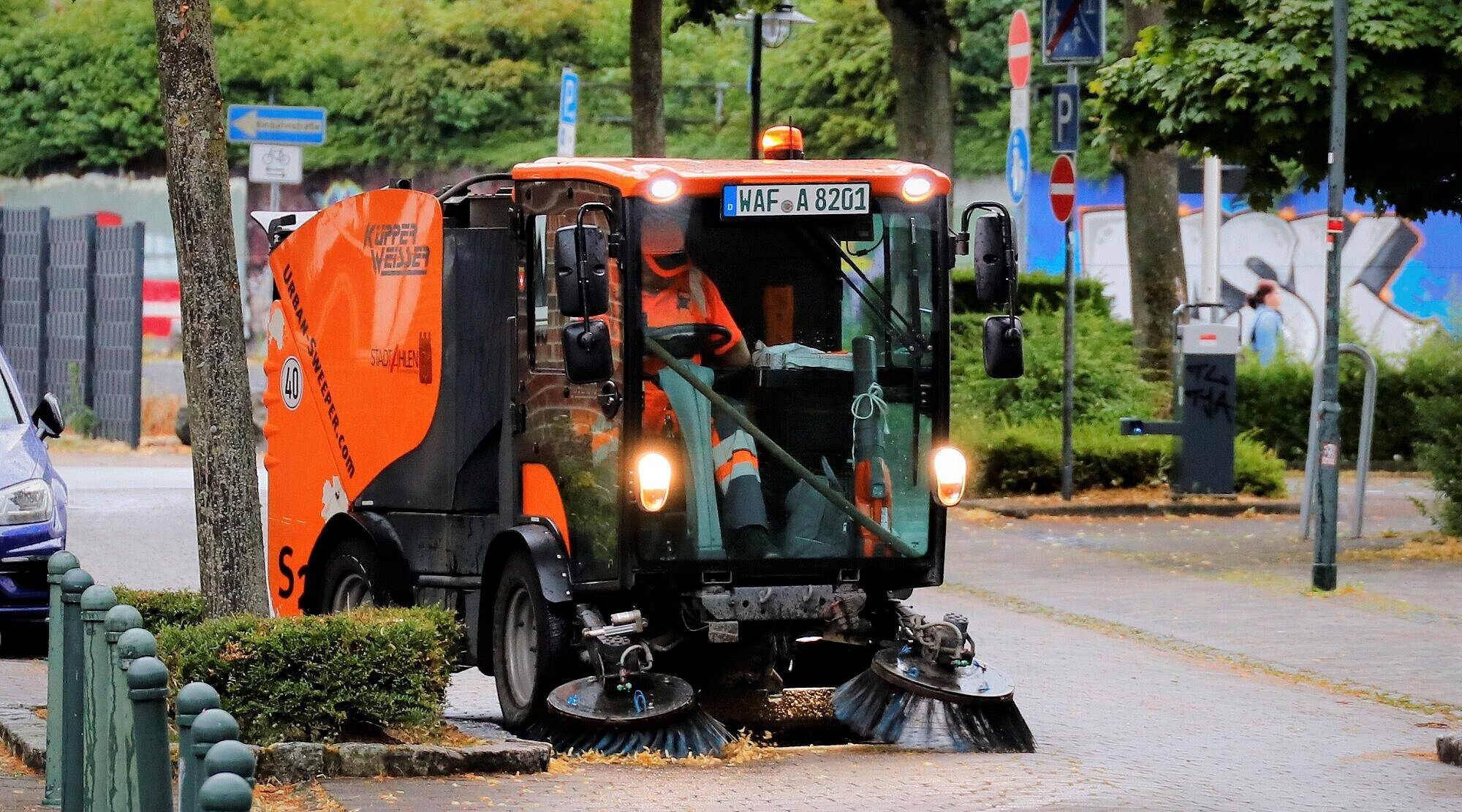 Foto: Kleinkehrmaschine im Einsatz auf einer Straße