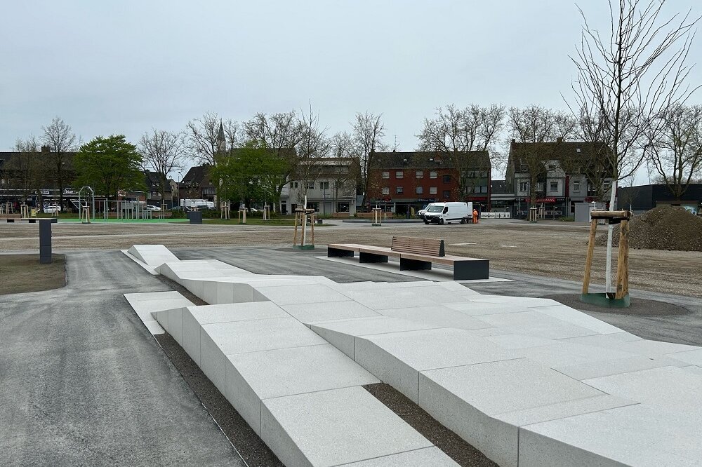 Neuer Dr.-Paul-Rosenbaum-Platz zeigt sofort am ersten Tag, was in ihm steckt