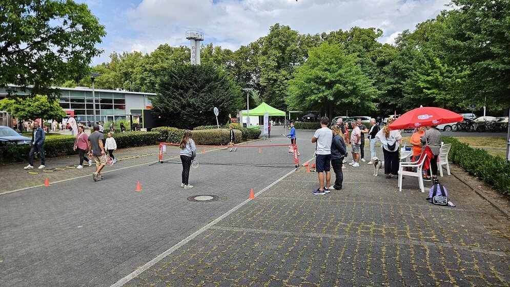 Foto: Tennisnetz mit Kindern