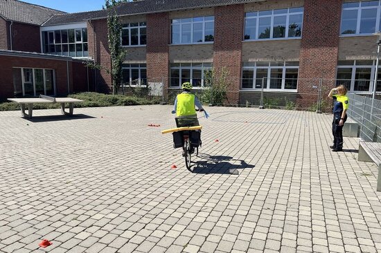 Unter den wachsamen Augen der Polizei übten die Radler sicheres Fahren.